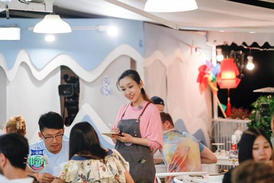 《中餐厅》秦海璐辛苦帮厨手肿受伤 送王俊凯离别礼物超暖心