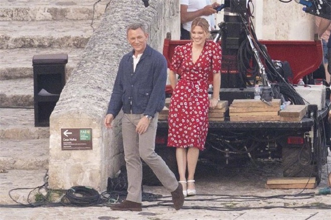 《007：无暇死亡》曝新照 007与邦女郎演追车戏