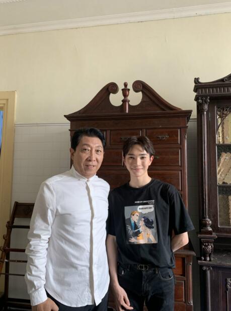 王术一《南十字星浪漫笔记》杀青 搭档韩童生演父子