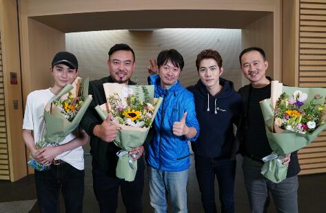 王术一《南十字星浪漫笔记》杀青 搭档韩童生演父子