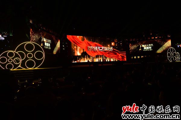 姚星彤“星空裙”亮相红毯 凭《龙牌之谜》收获“最佳女演员”