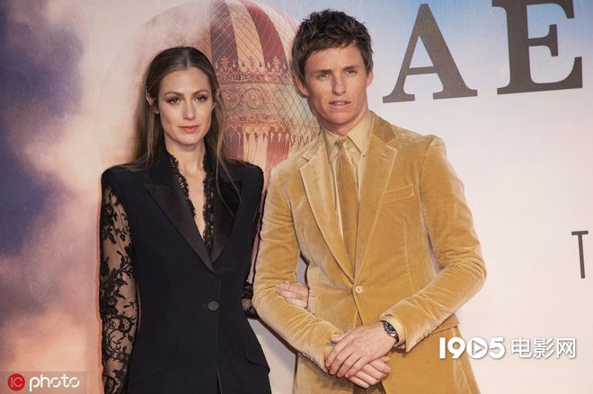 《热气球飞行家》伦敦首映 “小雀斑”土味十足