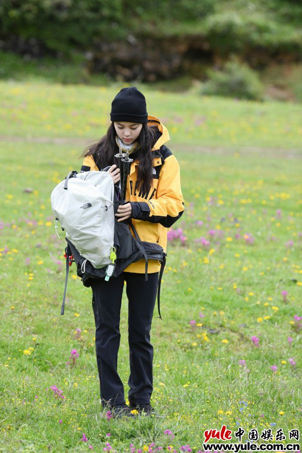 欧阳娜娜《各位游客请注意》 全能少女适应徒步再秀厨艺获称赞