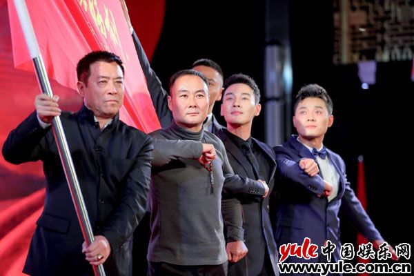 马子洛黑色西装亮相《太阳升起的时刻》发布会 演绎年轻一代热血青春