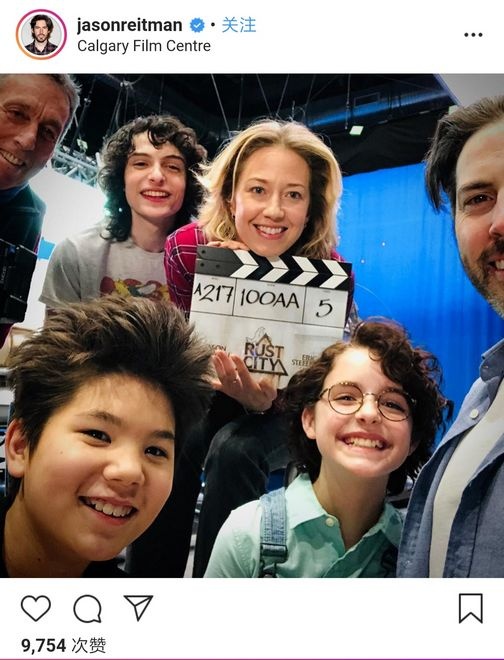 《捉鬼2020》曝杀青照 麦肯纳·格蕾丝片场微笑