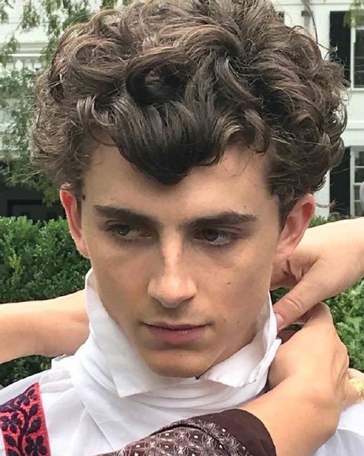 新版《小妇人》曝光片场照 “甜茶”频繁换造型