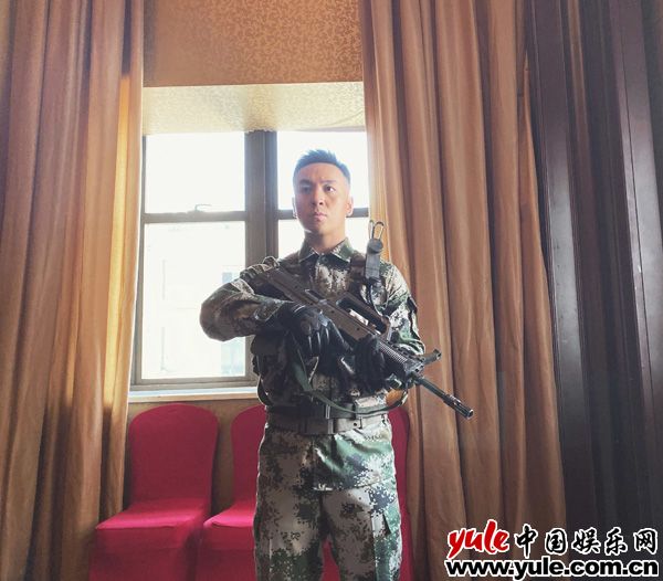 释小龙出席院线电影《黎明勋章》 发布会 一身军装尽显凛然正气