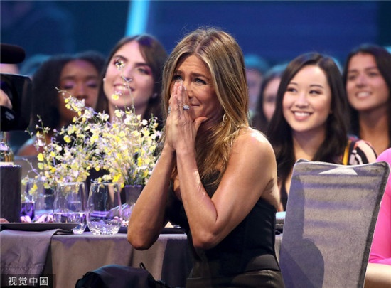 安妮斯顿获人民选择奖 现场感谢《老友记》