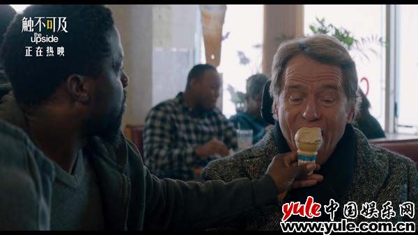 《触不可及》发布友情特辑 凯文•哈特大型“真香”现场