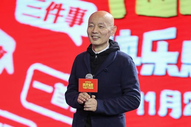 《两只老虎》：更像宠物店的猫咪，在笼子里打盹