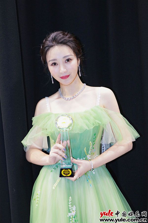 柳岩凭《受益人》斩获澳门国际电影节最佳女主角  翠裙露肩夺影后自信优雅