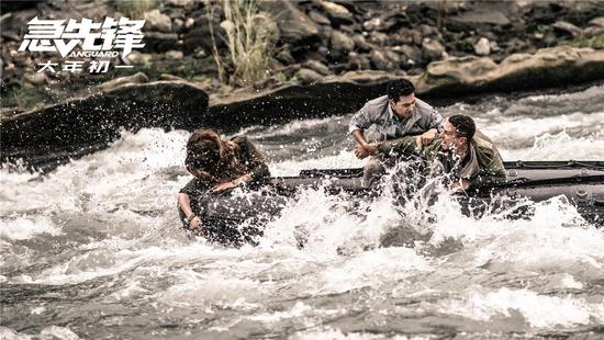 《急先锋》曝“非洲急流勇进”特辑，成龙落水险失踪 “吓哭”全剧组