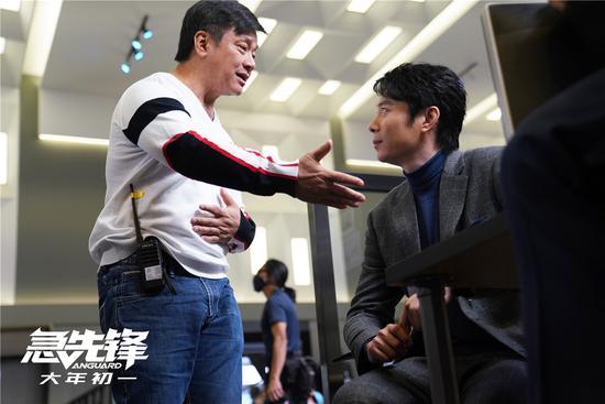 《急先锋》艾伦演绎情报专家智勇双全