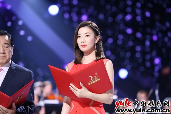 佘诗曼亮相央视《又是春潮拍岸时》 挑战普通话深情朗诵获掌声