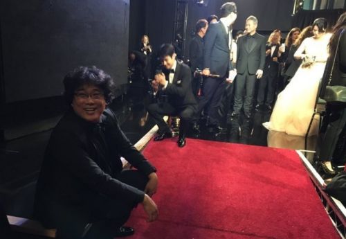 《寄生虫》斩获奥斯卡四奖项  导演奉俊昊：难以置信，冷静一下