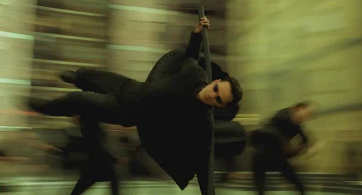 《黑客帝国4》曝片场照  主角深夜飙车