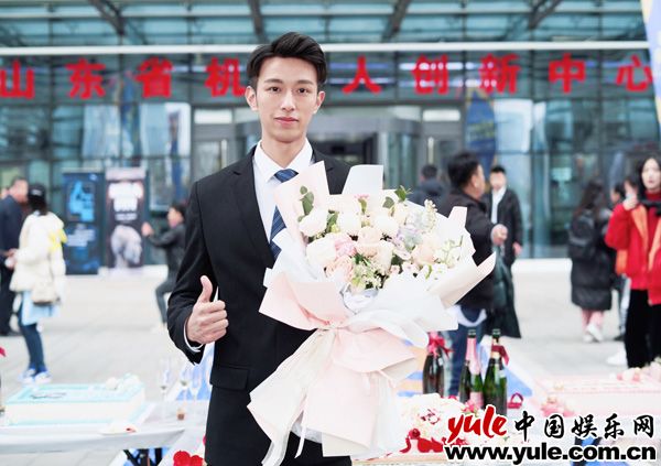 李沛恩《走起！我的天才街坊》杀青 搭档老戏骨挑战全新角色