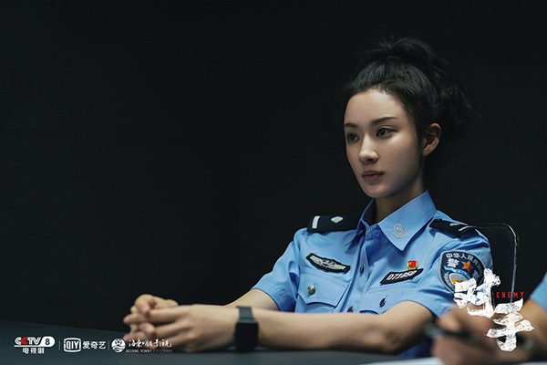 孙佳雨《对手》频频出圈 最新杂志大片演绎色彩美学