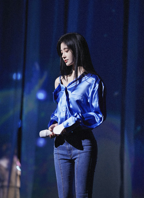 《小芒年货节》晚会鞠婧祎彩排照曝光蓝色绸缎衬衣拉满氛围感