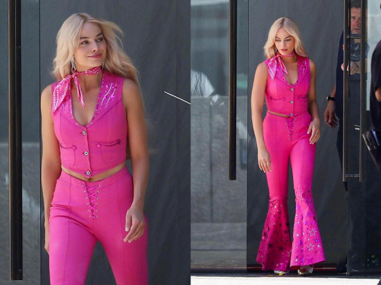 真人版《芭比》全新片场照 女主角变身粉红女郎