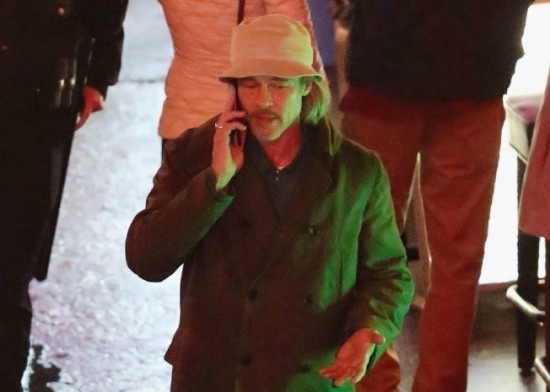 布拉德皮特《子弹列车》片场 穿梭唐人街潇洒十足