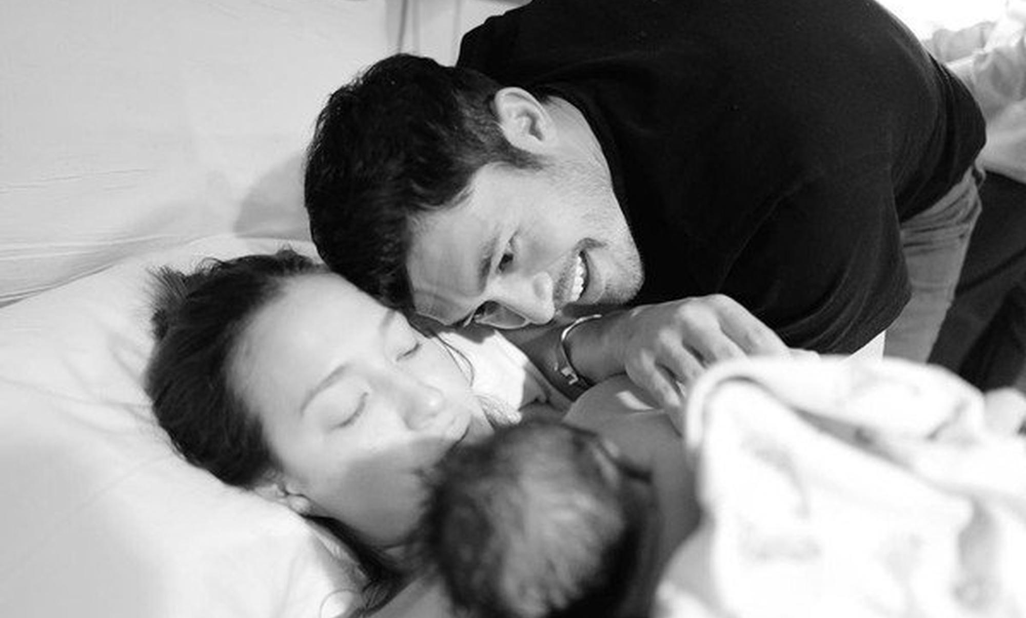 《摘金奇缘》男主亨利·戈尔丁当爸 晒温馨全家福