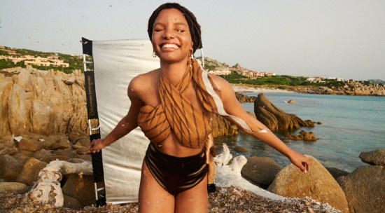 真人版《小美人鱼》哈莉·贝利 海滩写真笑容自信