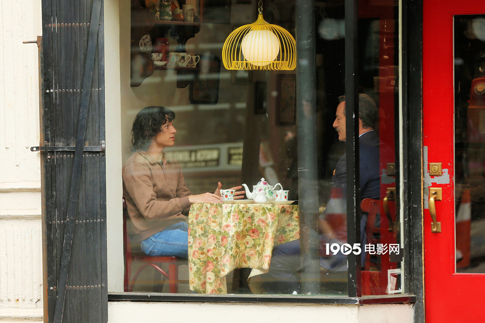 荷兰弟拍《拥挤的房间》曝路透 复古造型阳光大气