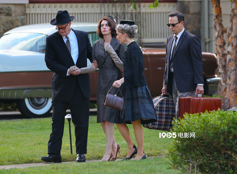 安妮·海瑟薇《母性本能》曝路透 神情悲痛演技精湛