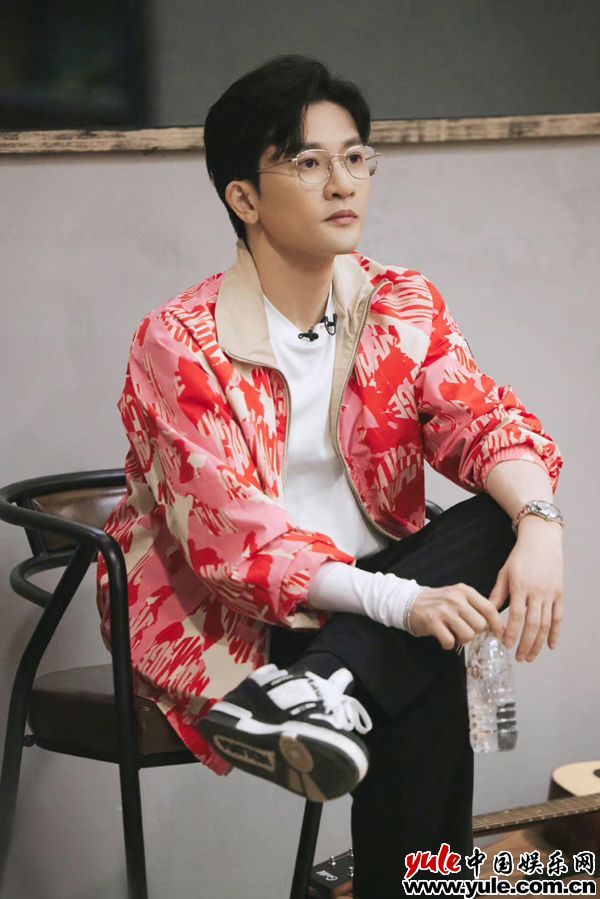 苏有朋《披荆斩棘2》部落重组 二公舞台温柔演绎《阿嬷的话》