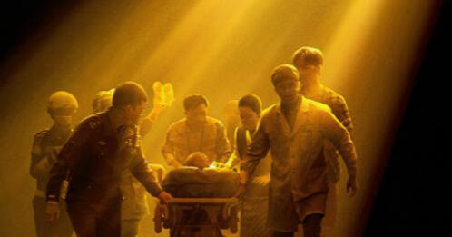 《平凡英雄》“微光版”海报首发 主演接力救援