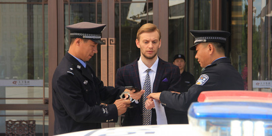 《天下无伤》曝海报定档11.18 美女老板遭尾随