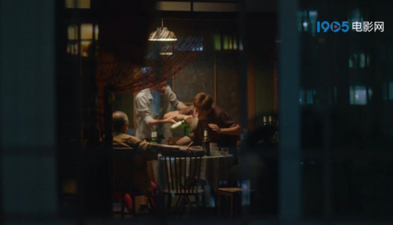 《抬头见喜》曝片段 王鹤棣旋啤酒翻车“喷一地”