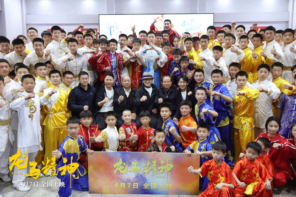 《龙马精神》郑州路演 成龙郭麒麟唱《真心英雄》