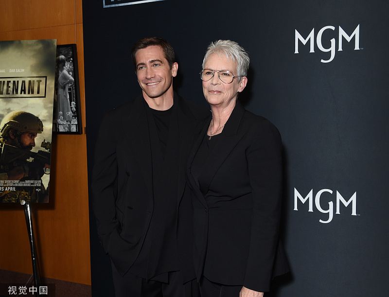 《盟约》举行首映式 杰米·李·柯蒂斯亲吻吉伦哈尔