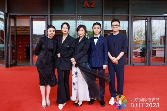 《川流不“熄”》剧组亮相北影节 全员“西装杀”