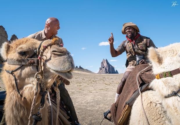 笑到停不下来！电影《勇敢者游戏2》强森与哈特骑骆驼