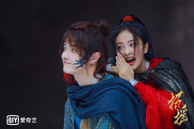 《招摇》曝主演CP剧照 白鹿许凯情系少年时