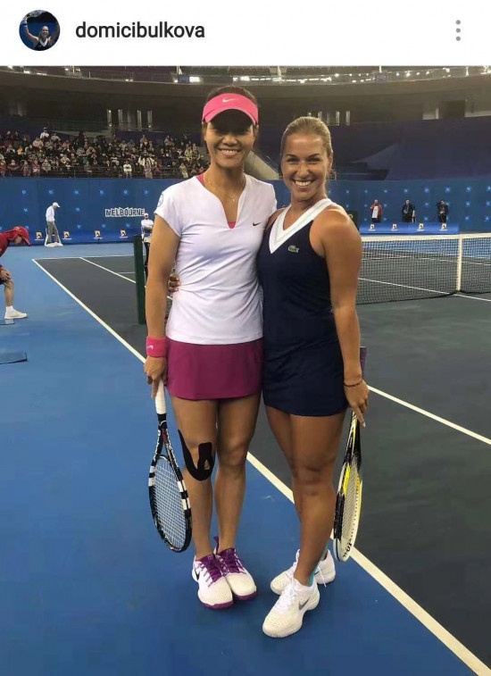 齐布尔科娃出演《李娜传》 合影李娜还原澳网决赛