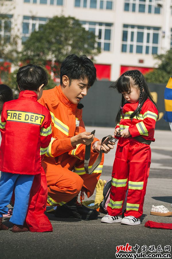 张丹峰《爱上幼儿园》教安全知识     火场逃生被“忽略”