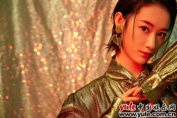 郭晓婷出席《艳势番》发布会 蟒纹金造型时髦冷艳