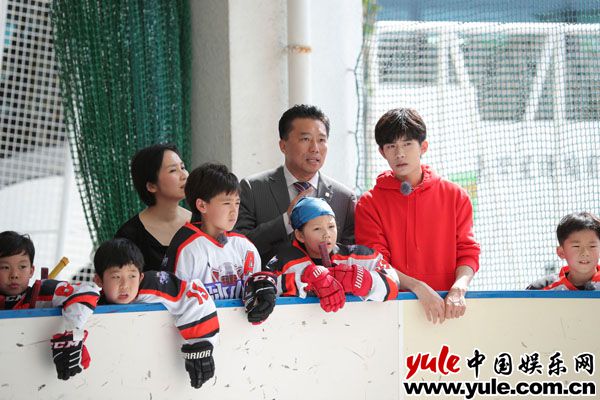 易烊千玺《大冰小将》带队赴香港 挑战旱地冰球赛