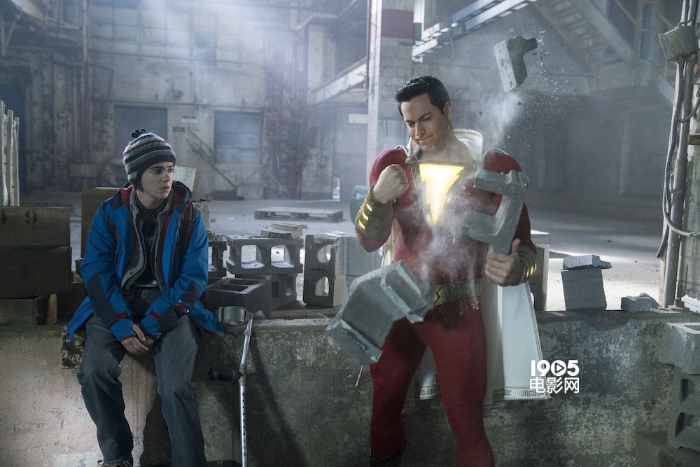 喝可乐、劈砖 《雷霆沙赞！》新剧照突显喜剧风格