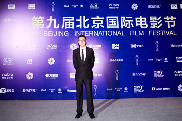 李骏导演携《长安道》亮相北影节红毯 与陈数三度合作默契十足