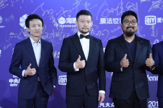 《流浪地球》剧组亮相北影节闭幕式 导演郭帆比赞