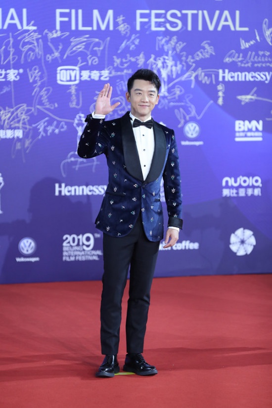 郑恺出席北影节闭幕式 透露《八佰》戏份集中激烈