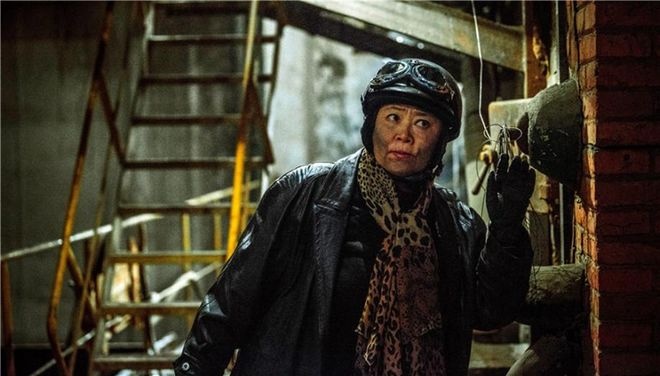 方青卓《站住！小偷》化身侦探 皮衣套装酷感十足