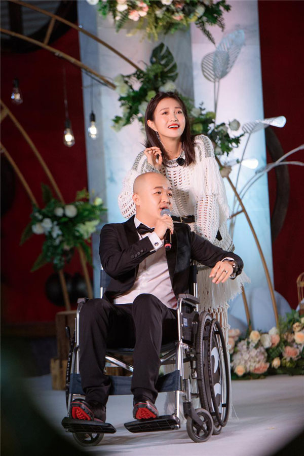 《妻子2》大秀唱包贝尔包文婧14年情路  买超爆笑走调带偏张嘉倪