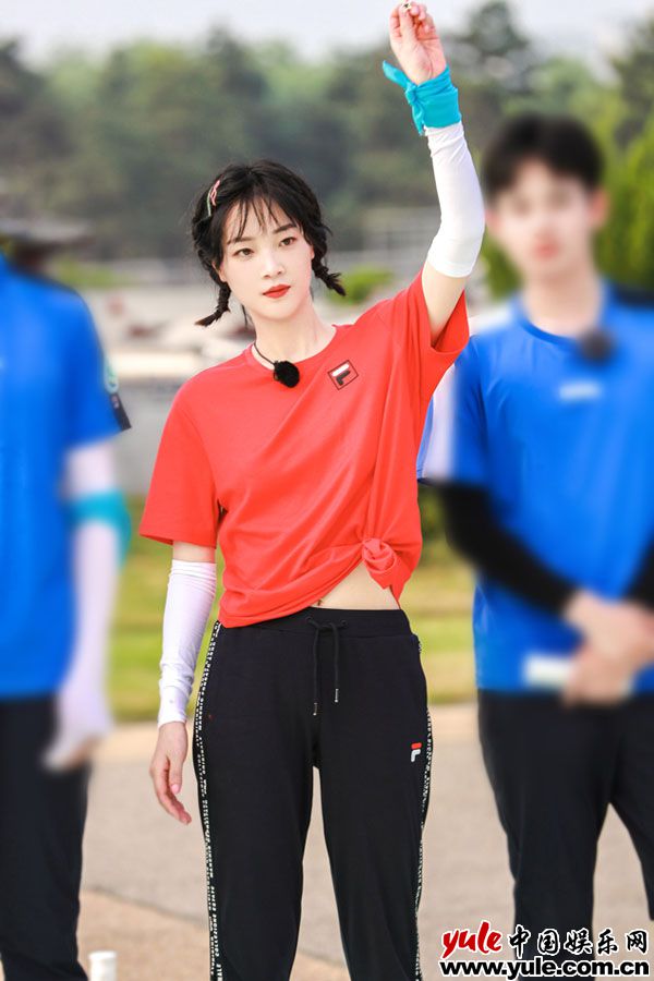 何杜娟亮相《青春环游记》 “能柔能武”亮点满满