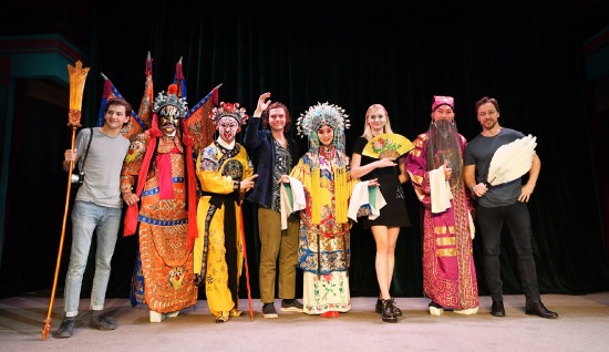 《X战警：黑凤凰》主创体验京剧 一美合影诸葛亮